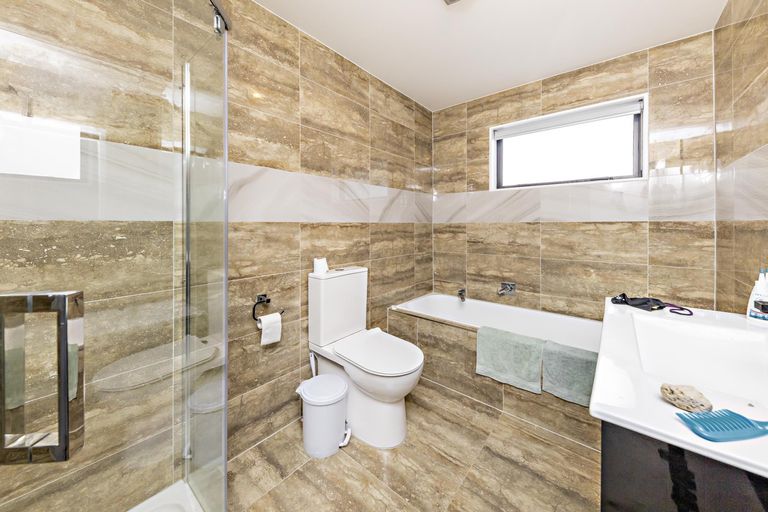 Photo of property in 7b Waiari Road, Conifer Grove, Takanini, 2112