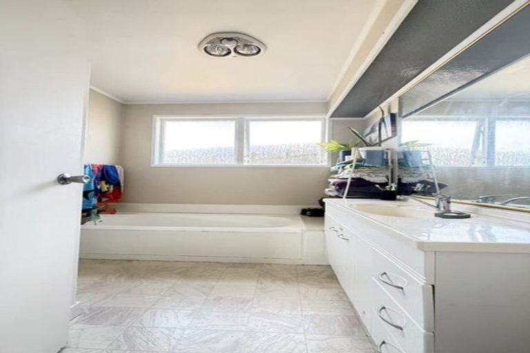 Photo of property in 12 Fiesta Drive, Half Moon Bay, Auckland, 2012