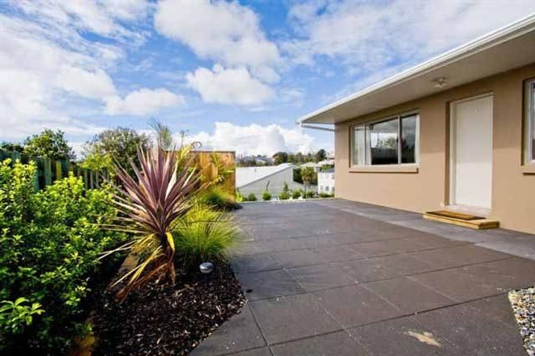 Photo of property in 6/28 William Bond Street, Stanley Point, Auckland, 0624