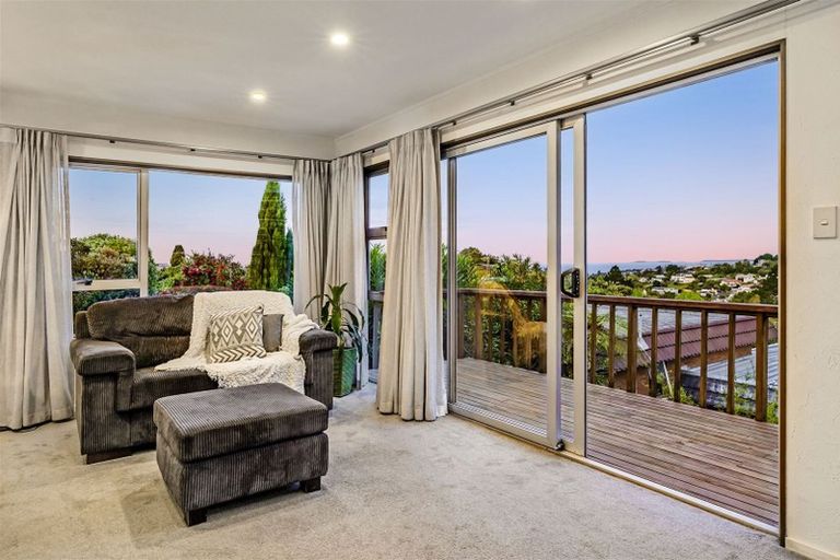 Photo of property in 2/4 Helvetia Drive, Browns Bay, Auckland, 0630