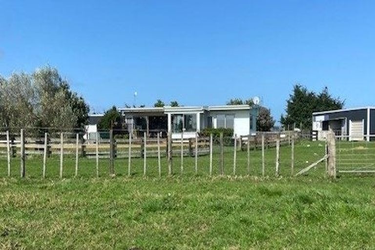 Photo of property in 84 Kaihau Road, Karioitahi, Waiuku, 2683