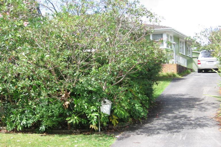 Photo of property in 19 Barnfield Place, Glendene, Auckland, 0602