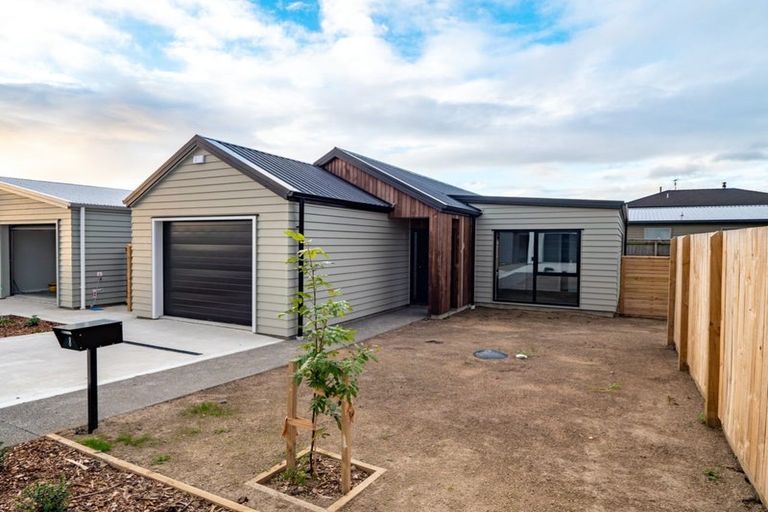 Photo of property in 8 Koru Loop, Paraparaumu, 5032