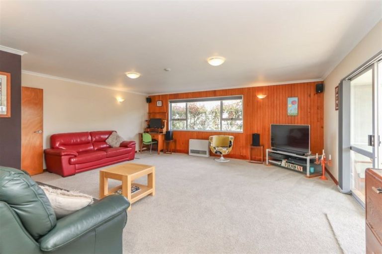 Photo of property in 24 Kowhai Street, Inglewood, 4330