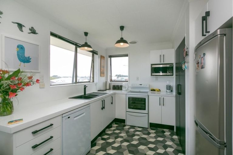 Photo of property in 1/506 Devon Street East, Strandon, New Plymouth, 4312