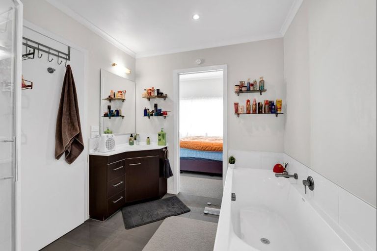 Photo of property in The Strand, 7/16 Ronald Street, Strandon, New Plymouth, 4312