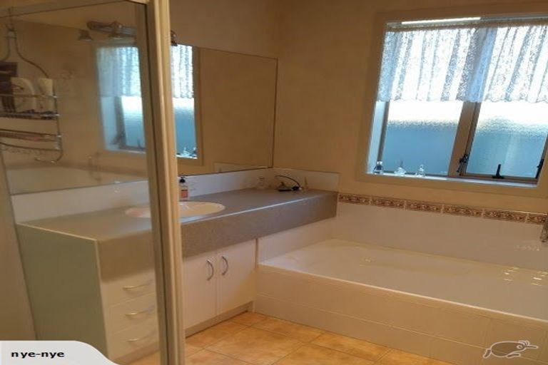 Photo of property in 19 Sovereign Isle Lane, Rototuna, Hamilton, 3210