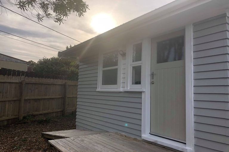 Photo of property in 2/9 College Road, Northcote, Auckland, 0627