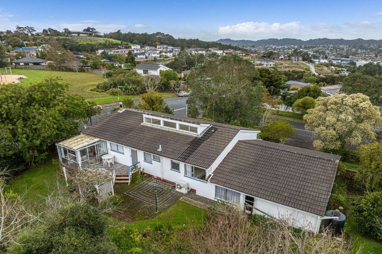 Photo of property in 1 Denver Avenue, Sunnyvale, Auckland, 0612