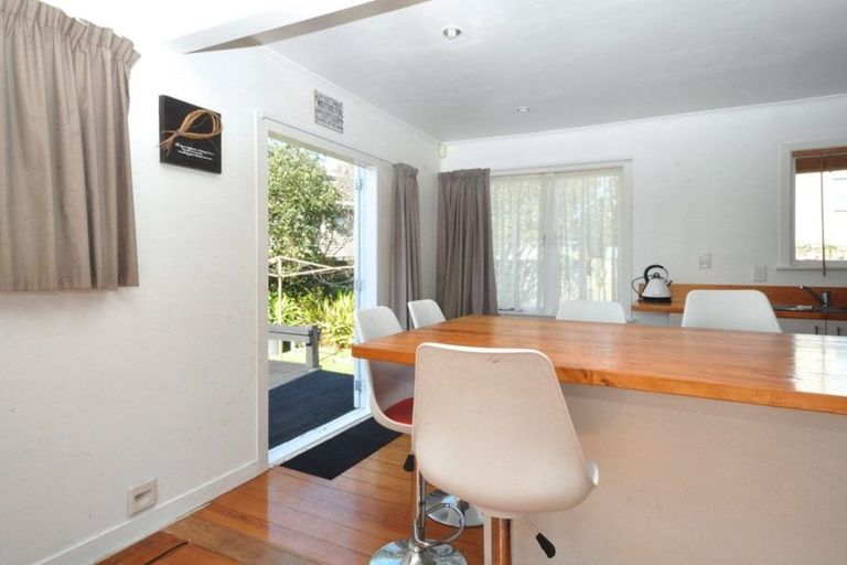 Photo of property in 1 Netherlands Avenue, Kelston, Auckland, 0602