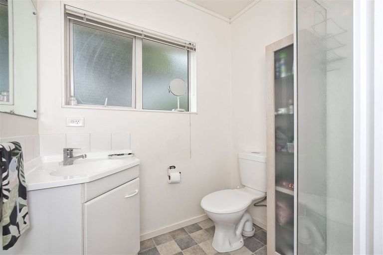 Photo of property in 2/8 Bronzewing Terrace, Unsworth Heights, Auckland, 0632