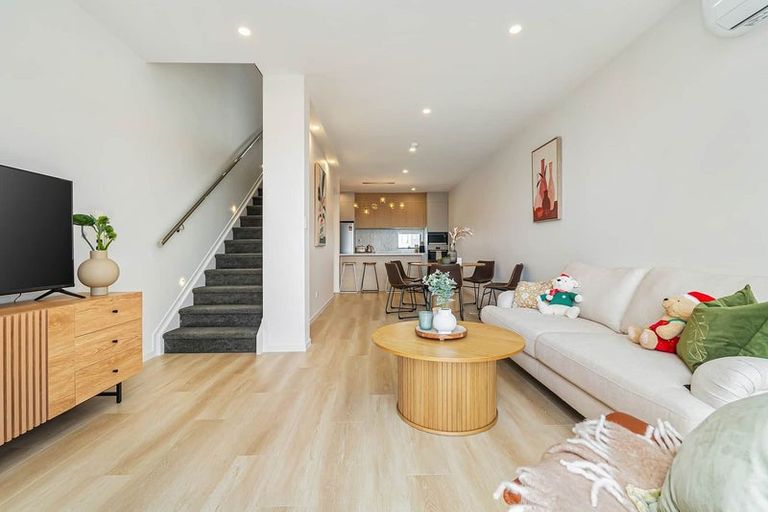 Photo of property in 4 Papa Takaro Lane, Flat Bush, Auckland, 2019