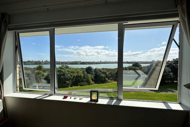 Photo of property in 1 Iwinuku Crescent, Wattle Downs, Auckland, 2103