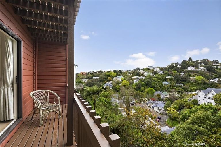 Photo of property in 16 Garden Road, Northland, Wellington, 6012