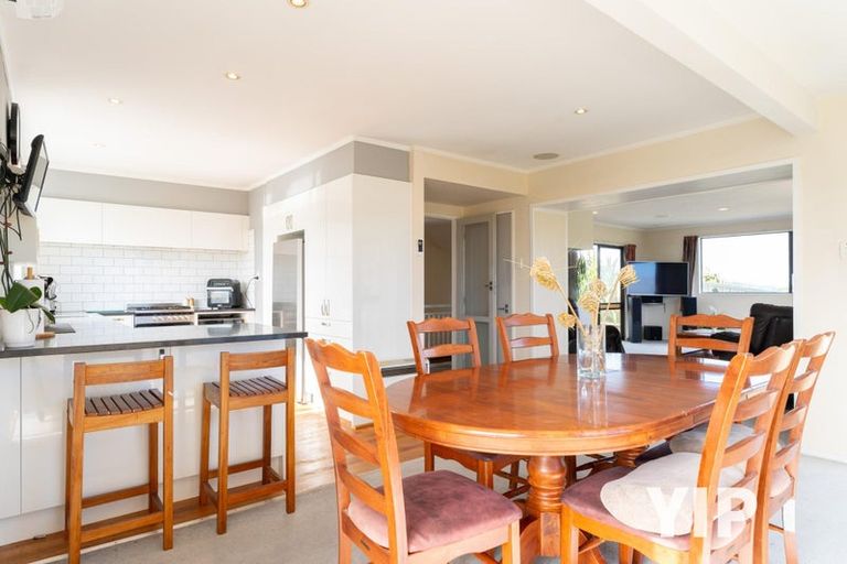 Photo of property in 20 Lyndfield Lane, Newlands, Wellington, 6037