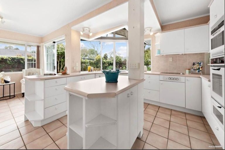 Photo of property in 1 Holly Way, Sunnyhills, Auckland, 2010