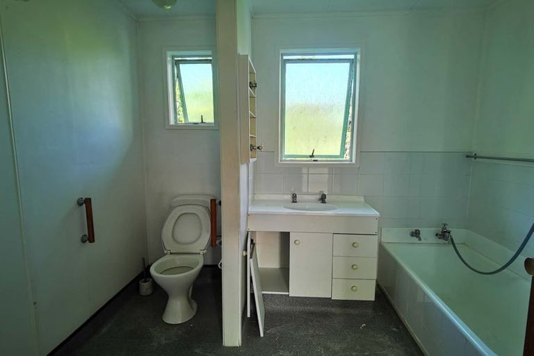 Photo of property in 38 Easton Park Parade, Glenfield, Auckland, 0629