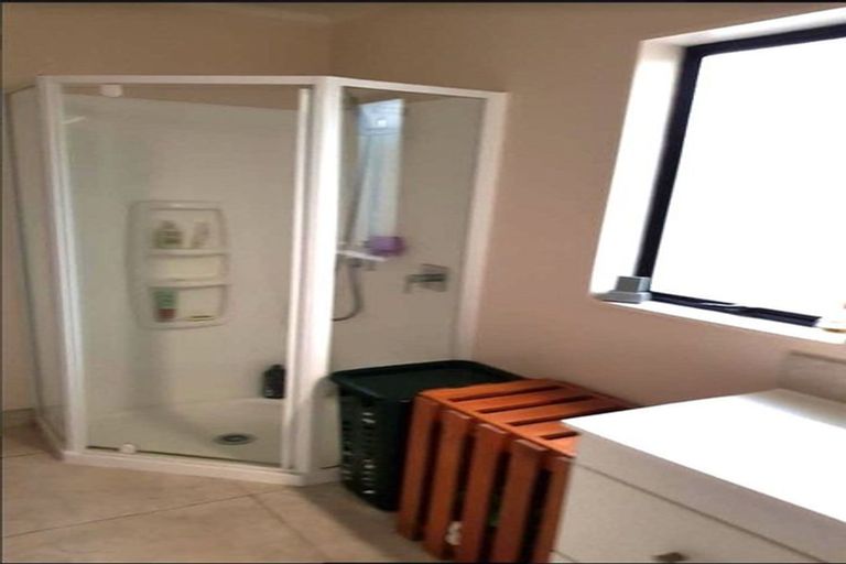 Photo of property in 22 Raphael Place, West Harbour, Auckland, 0618