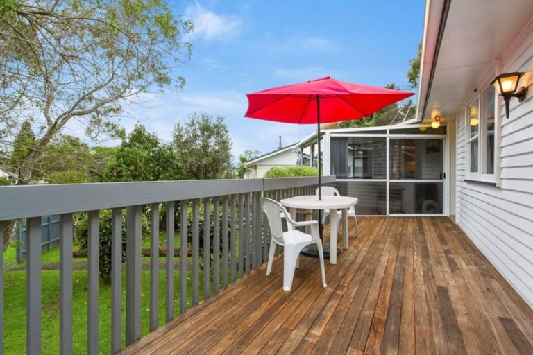 Photo of property in 8 Staincross Street, Green Bay, Auckland, 0604