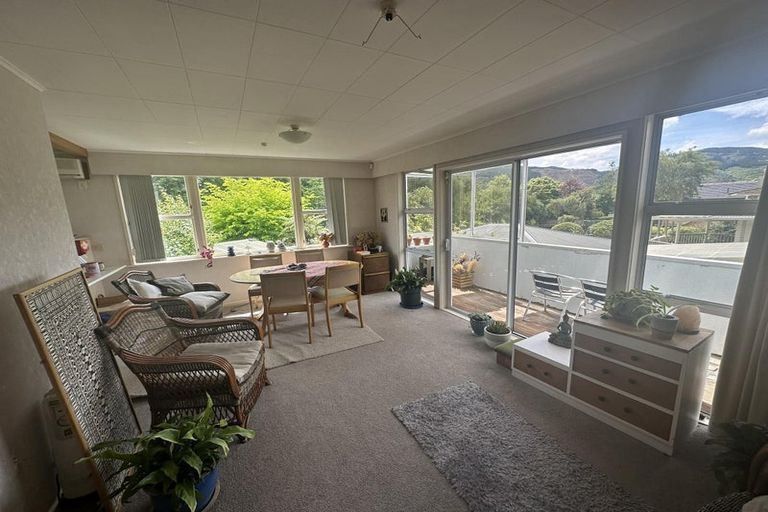 Photo of property in 4a Dowling Grove, Silverstream, Upper Hutt, 5019