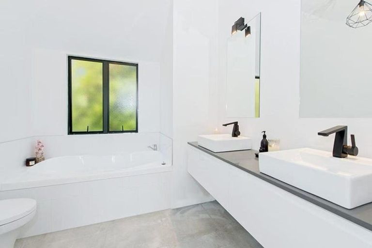 Photo of property in 2/28 Hart Road, Hauraki, Auckland, 0622