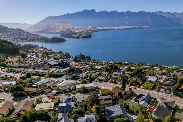 Photo of property in 6 Wynyard Crescent, Fernhill, Queenstown, 9300