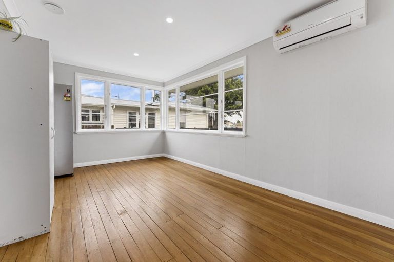 Photo of property in 19 Botanical Road, Takaro, Palmerston North, 4412