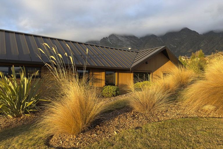 Photo of property in 6a Kinross Lane, Jacks Point, Queenstown, 9371