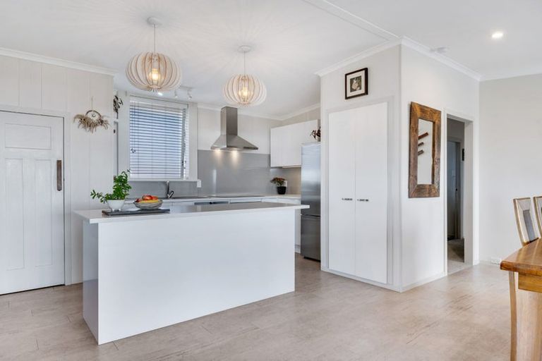 Photo of property in 2 Karaka Road, Kawakawa Bay, Papakura, 2585