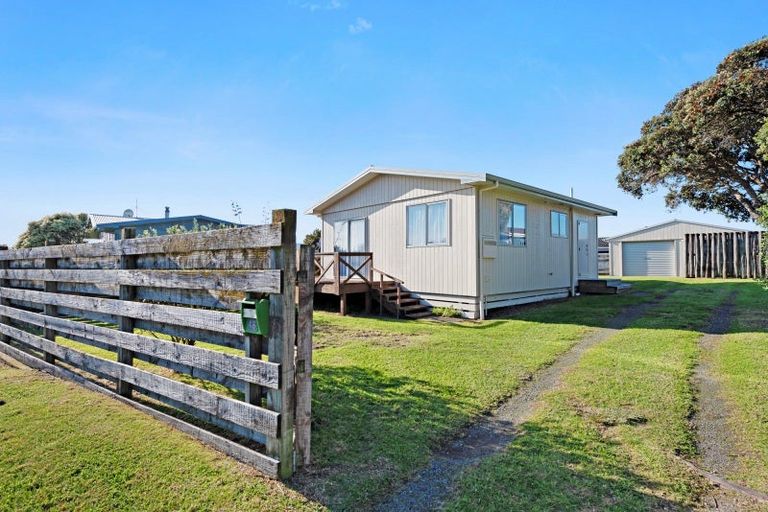 Photo of property in 48 Norfolk Crescent, Otaki Beach, Otaki, 5512
