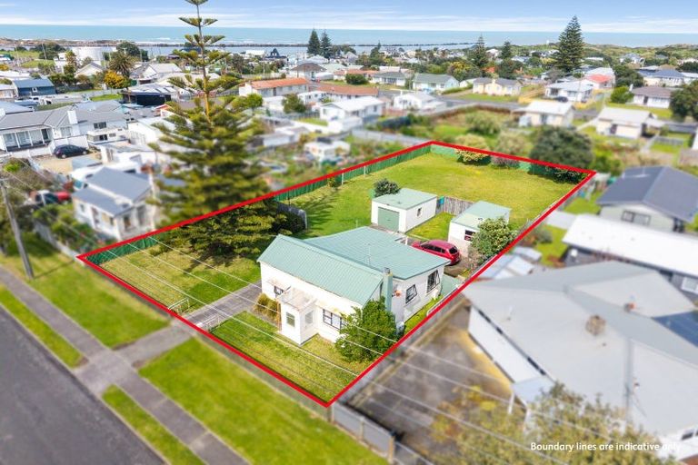 Photo of property in 21 Hood Street, Castlecliff, Whanganui, 4501
