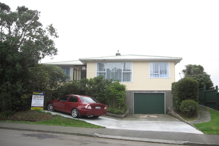 Photo of property in 8 Turville Crescent, Newlands, Wellington, 6037