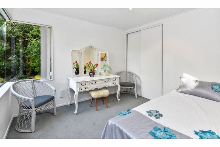 Photo of property in 2/11 The Rosebowl, Sunnyhills, Auckland, 2010