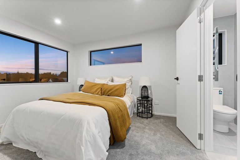 Photo of property in 21e Neal Avenue, Glenfield, Auckland, 0629