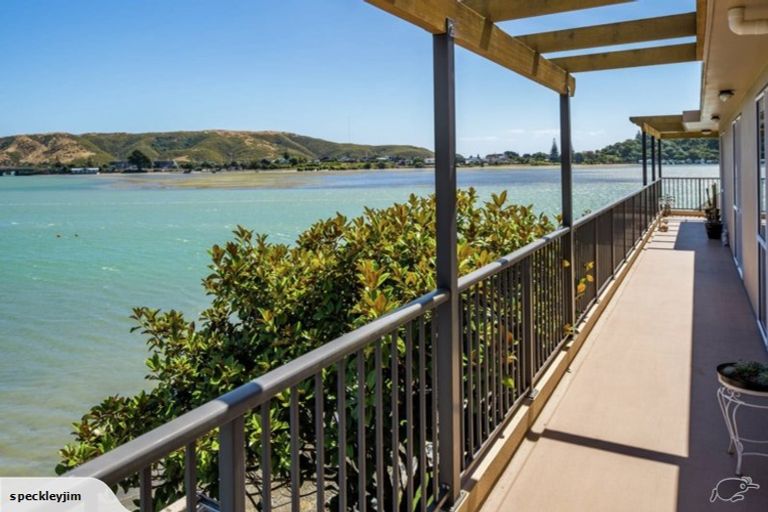 Photo of property in 18a Trevor Terrace, Paremata, Porirua, 5024