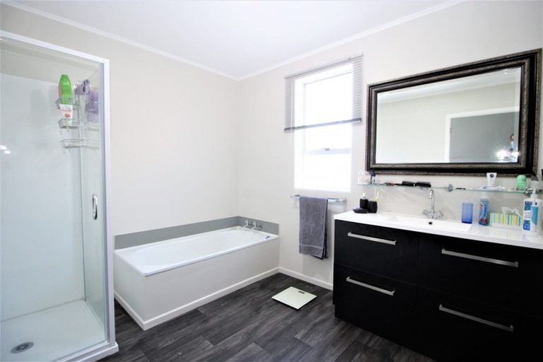 Photo of property in 12 Ross Street, Woodville, 4920