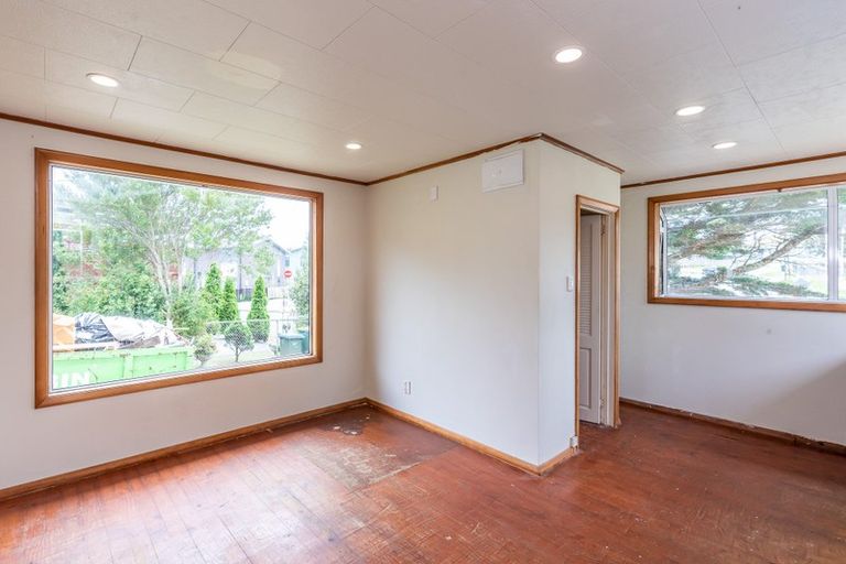 Photo of property in 25 Matahourua Crescent, Cannons Creek, Porirua, 5024