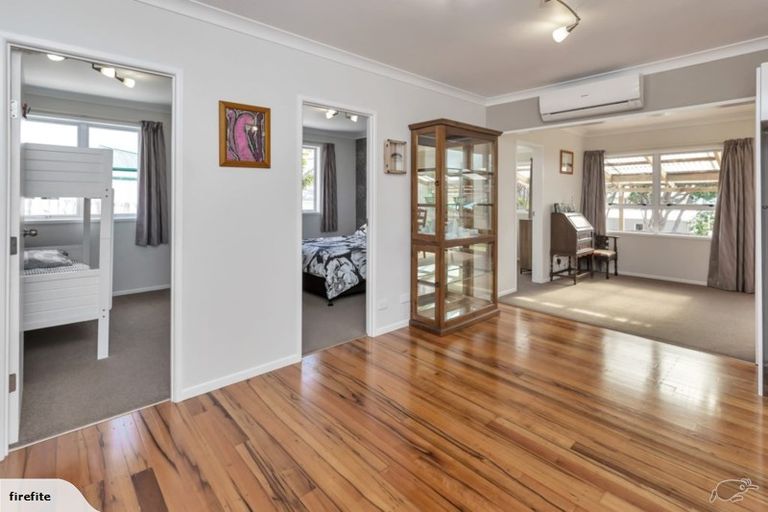 Photo of property in 13 Karoro Road, One Tree Point, 0118
