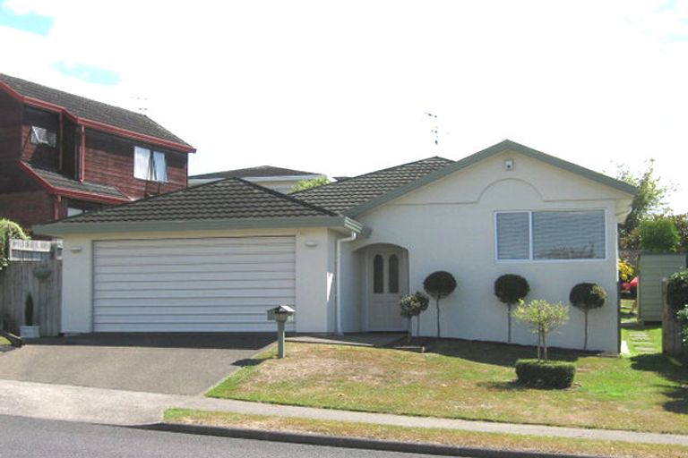 Photo of property in 2/50 Westpark Drive, West Harbour, Auckland, 0618