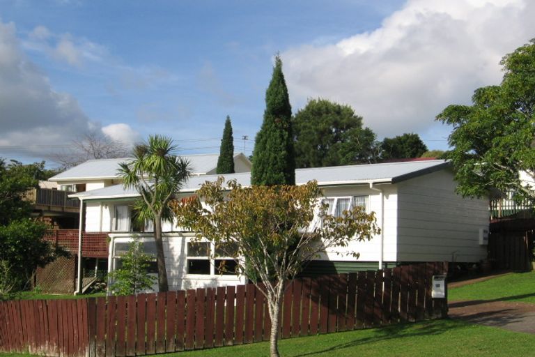 Photo of property in 17 Imperial Place, Henderson, Auckland, 0612