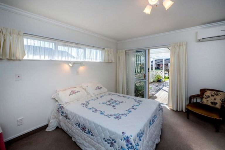 Photo of property in 6 Cranbrook Grove, Waikanae, 5036