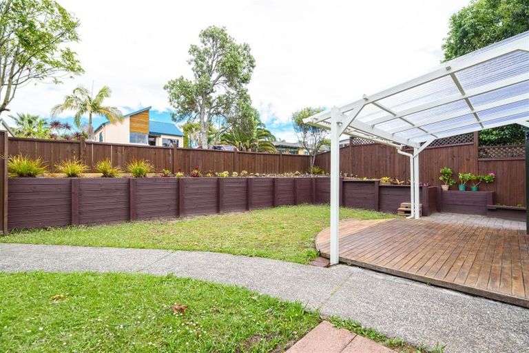 Photo of property in 33 Zefiro Drive, Massey, Auckland, 0614