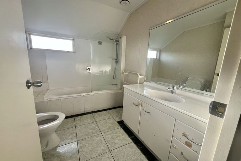 Photo of property in 2 Birchlea Rise, Goodwood Heights, Auckland, 2105