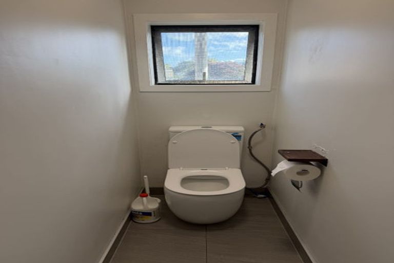 Photo of property in 1/132 Archers Road, Glenfield, Auckland, 0629