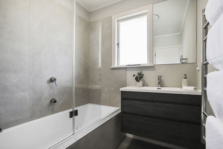 Photo of property in 1/82 Ennis Avenue, Pakuranga Heights, Auckland, 2010