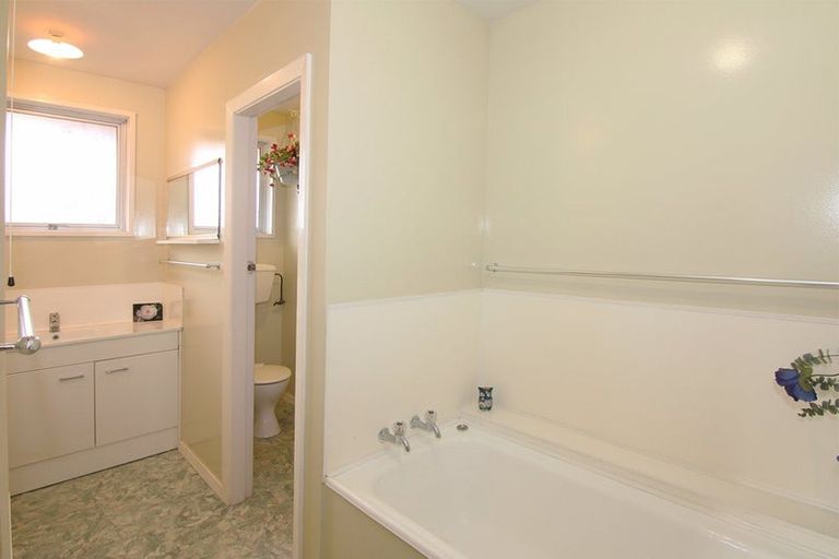 Photo of property in 28 Claridges Road, Casebrook, Christchurch, 8051