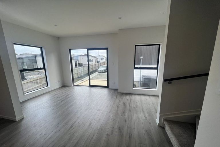 Photo of property in 5/105 Hobsonville Road, West Harbour, Auckland, 0618