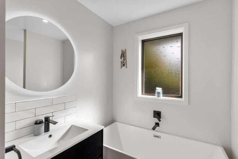 Photo of property in 142 Pacific Road, North New Brighton, Christchurch, 8083