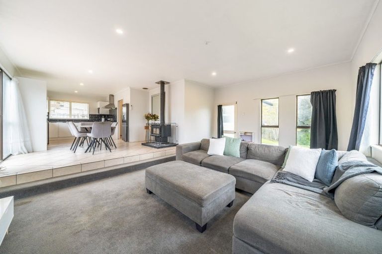 Photo of property in 5 Edelweiss Grove, Timberlea, Upper Hutt, 5018