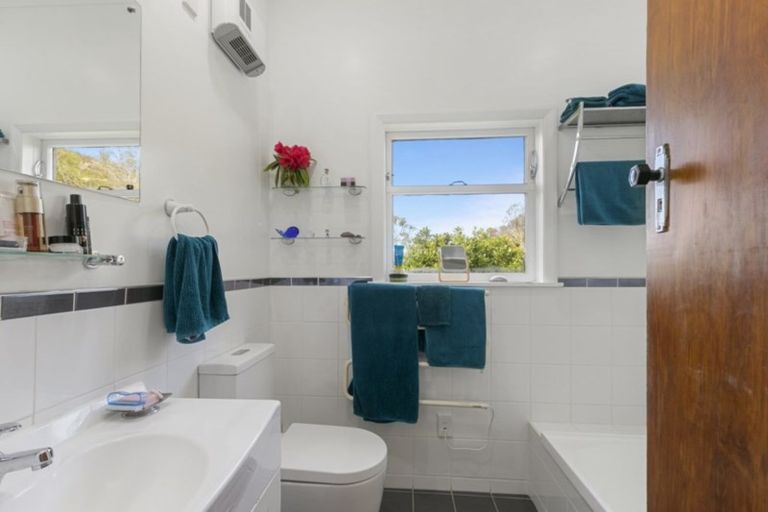 Photo of property in 132 Miromiro Road, Normandale, Lower Hutt, 5010